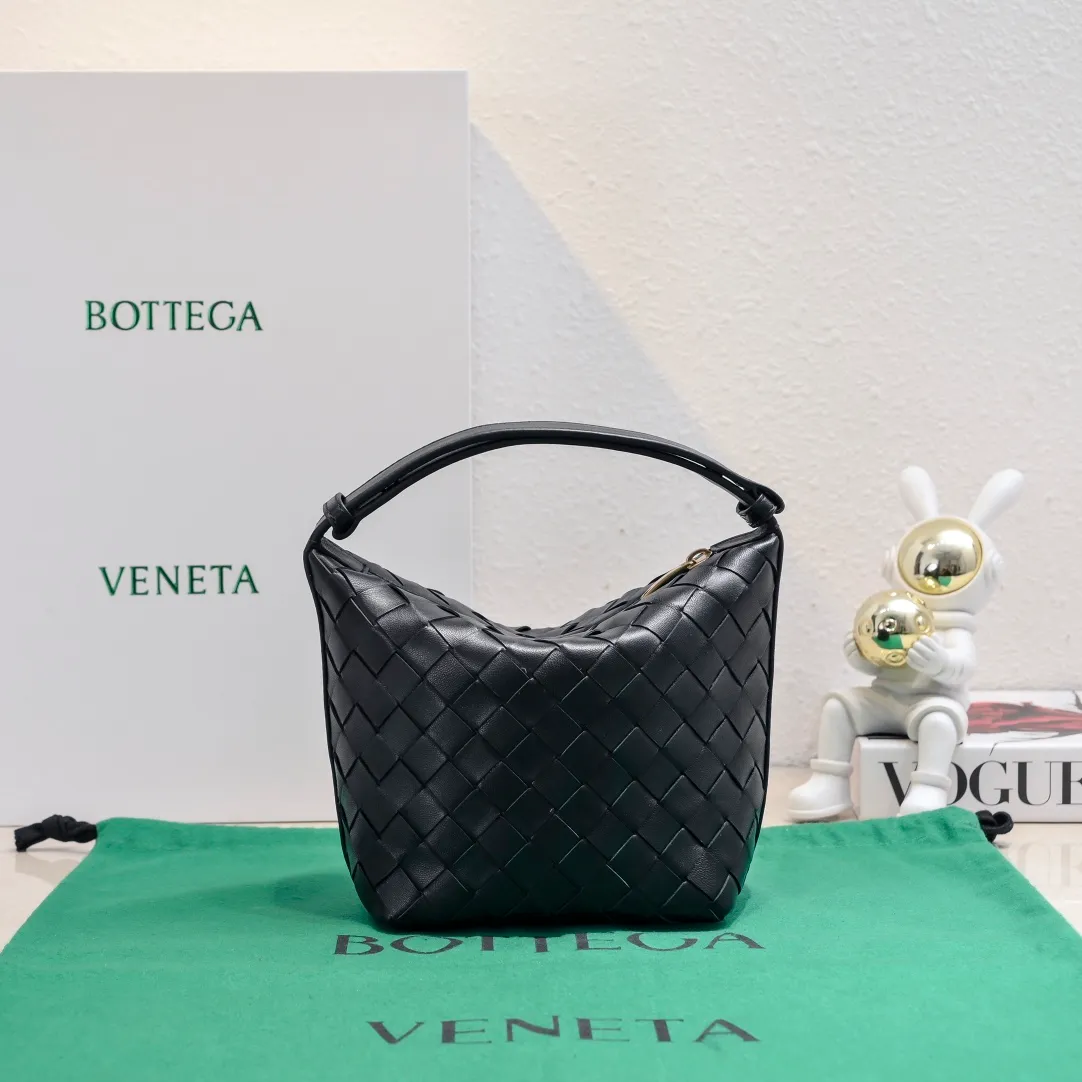Batch 1280 It is predicted that BV Bottega's lunch bag will be popular again this year🔥. It is very soft and lightweight. It also uses the intrecciato weaving process that the two founders spent several months developing from the beginning of the brand. It is completely hand-woven by Italian craftsmen and perfectly reflects the craftsmanship of Bottega. The entire bag shape is also a very practical and popular lunch box bag shape. The slightly curved arc of the bag mouth can also better fit our wrists. Style number: 7748-1 Size: 17*13.5*5cm